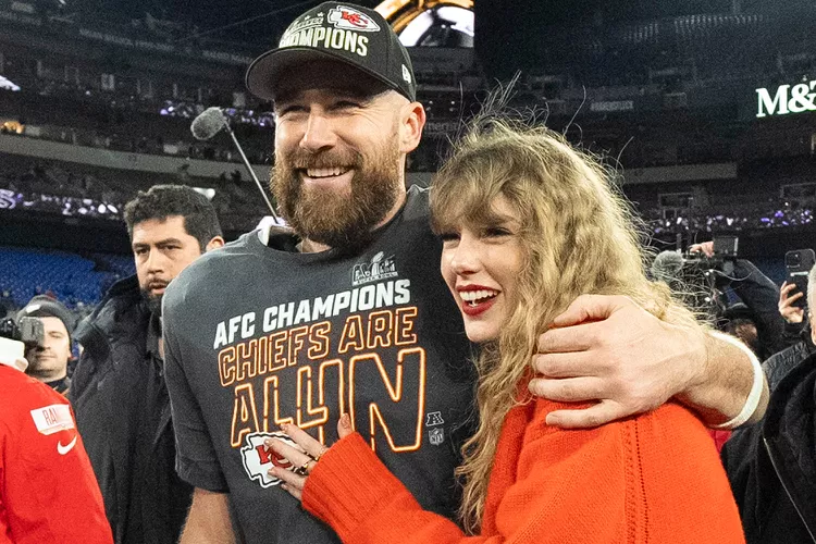 Taylor Swift Supports Fiancé Travis Kelce at Chiefs Game Just Hours After Attending Selena Gomez’s Wedding